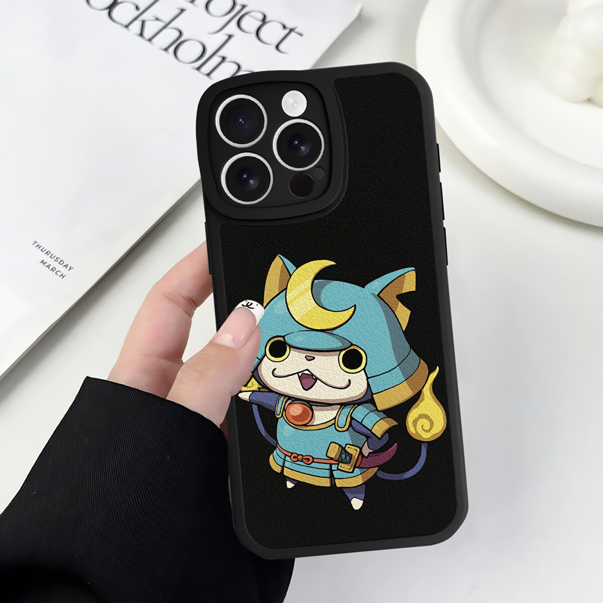 （画像用） 妖怪ウォッチ Yo-kai Watch 【iPhone 16シリーズ対応】シリコンスマホケース（レザー調） 材質：シリコン
